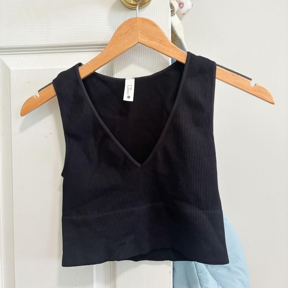 Lizard Thicket black ribbed v-neck tank top